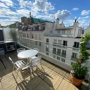 Tour Eiffel Studio Lumineux Avec Terrasse. Paris
