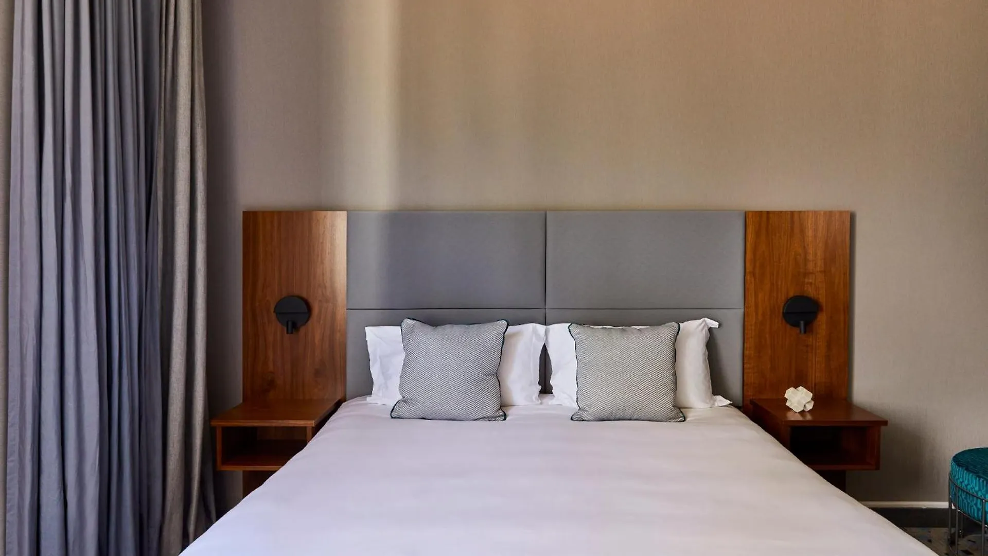 Crowne Plaza Paris République, an IHG Hotel