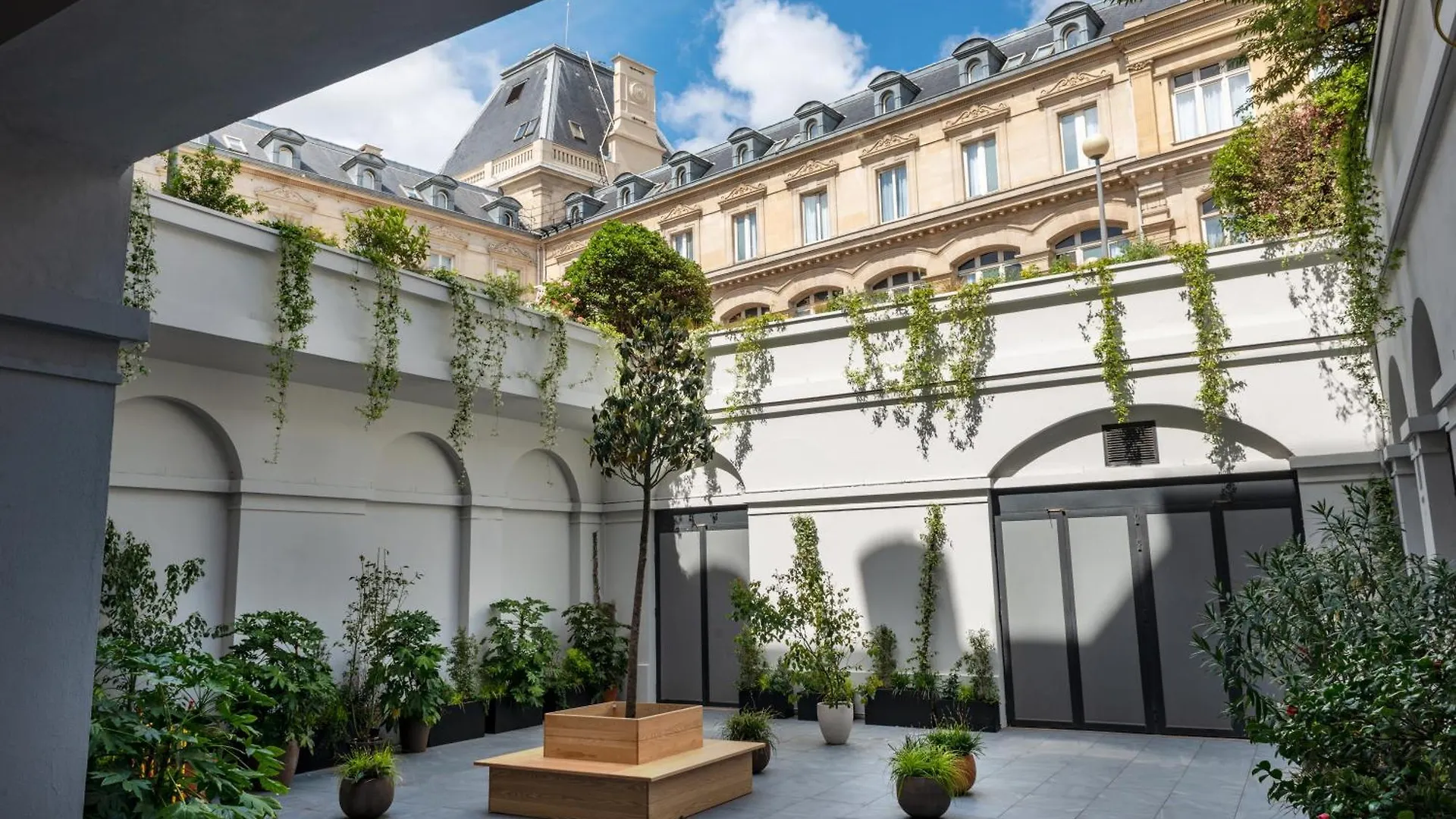 Отель Crowne Plaza Paris Republique By Ihg